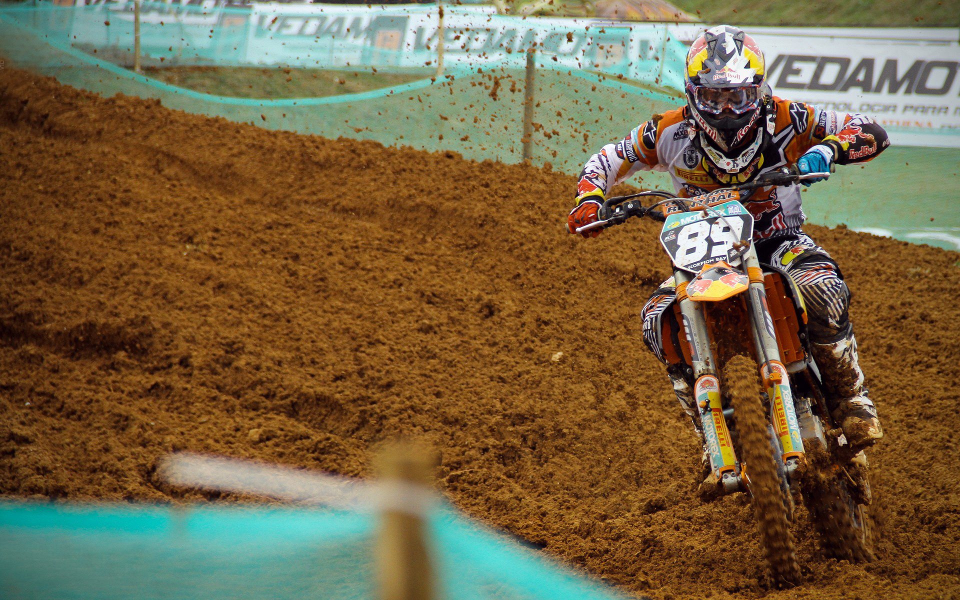 世界无人机足球锦标赛 首届落户迪拜 场下操作手与场上无人机配合默契